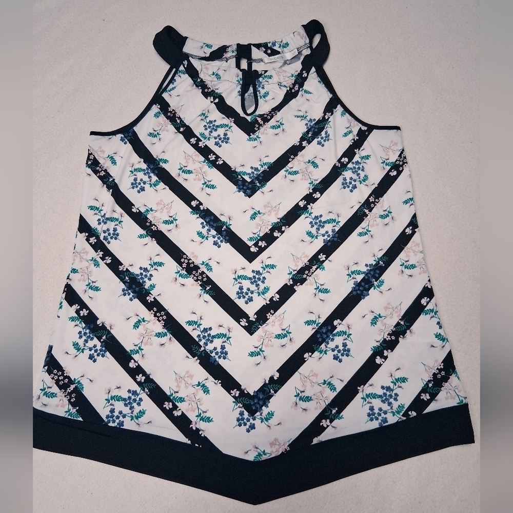4/20$ ➡️ Ricki's Black and White Floral Chevron Blouse